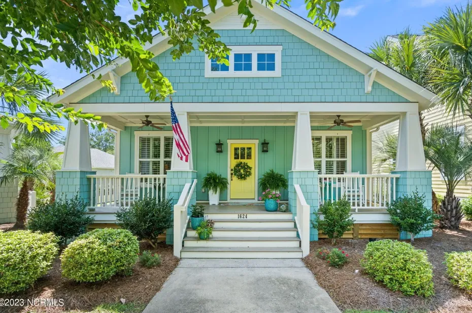 Charming beach cottage with yellow door